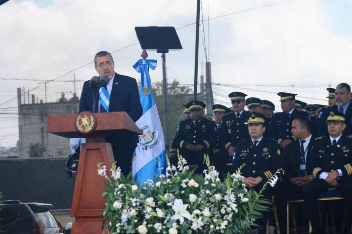 El presidente Bernardo Arévalo en su discurso ante agentes de la PNC. Foto: José Orozco/La Hora