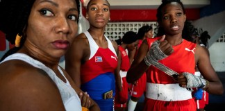 (ARCHIVOS) Boxeadoras cubanas se preparan para sus peleas en el primer programa oficial de boxeo femenino en Cuba en la escuela de boxeo Giraldo Córdova de La Habana. Foto: YAMIL LAGE-AFP/La Hora