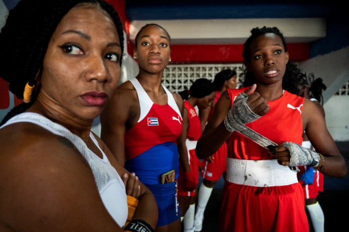 (ARCHIVOS) Boxeadoras cubanas se preparan para sus peleas en el primer programa oficial de boxeo femenino en Cuba en la escuela de boxeo Giraldo Córdova de La Habana. Foto: YAMIL LAGE-AFP/La Hora