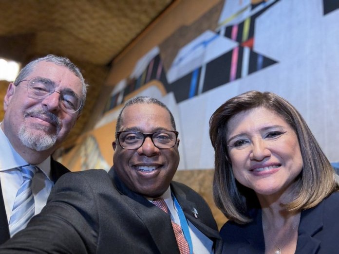 El presidente Bernardo Arévalo, Brian Nichols Subsecretario para Asuntos del Hemisferio Norte y Karin Herrera, vicepresidenta. (Foto: Brian Nichols 