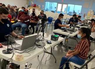 Guatemaltecos son atendidos en un consulado móvil en Estados Unidos. Foto: Minex/La Hora