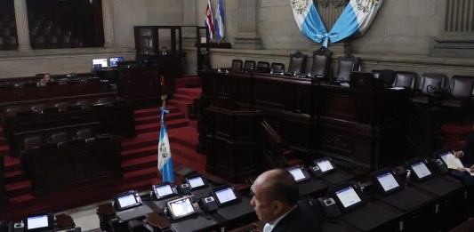 Menos de 50 legisladores atendieron a la convocatoria de la presidenta del Congreso a la sesión extraordinaria de este jueves 4 de enero. Foto: Maria José Bonilla/La Hora