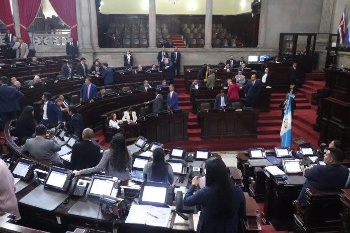 Diputados se enfrentaron por la iniciativa que busca reformas a las Clases Pasivas del Estado. Foto: María José Bonilla/La Hora