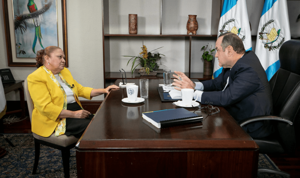 Alejandro Giammattei recibió en su despacho a Consuelo Porras previo a reelegirla como Fiscal General. Foto: Gobierno de Guatemala/La Hora