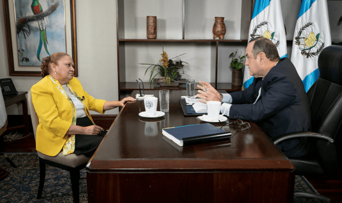 Alejandro Giammattei recibió en su despacho a Consuelo Porras previo a reelegirla como Fiscal General. Foto: Gobierno de Guatemala/La Hora