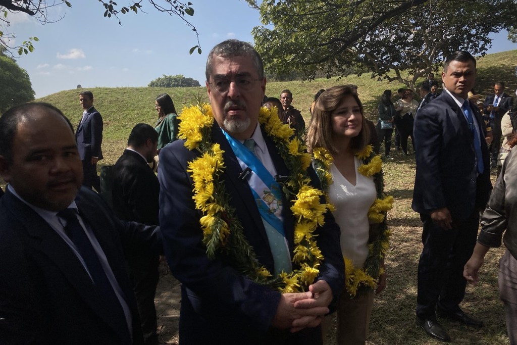 Bernardo Arévalo y Karen Herrera fueron honrados con un collar de flores. Foto: José Orozco/La Hora