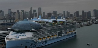 Archivo: El Icon of the Seas, el crucero más grande del mundo, atracado en su puerto base en Miami. Foto: Rebecca Blackwell-AP/La Hora