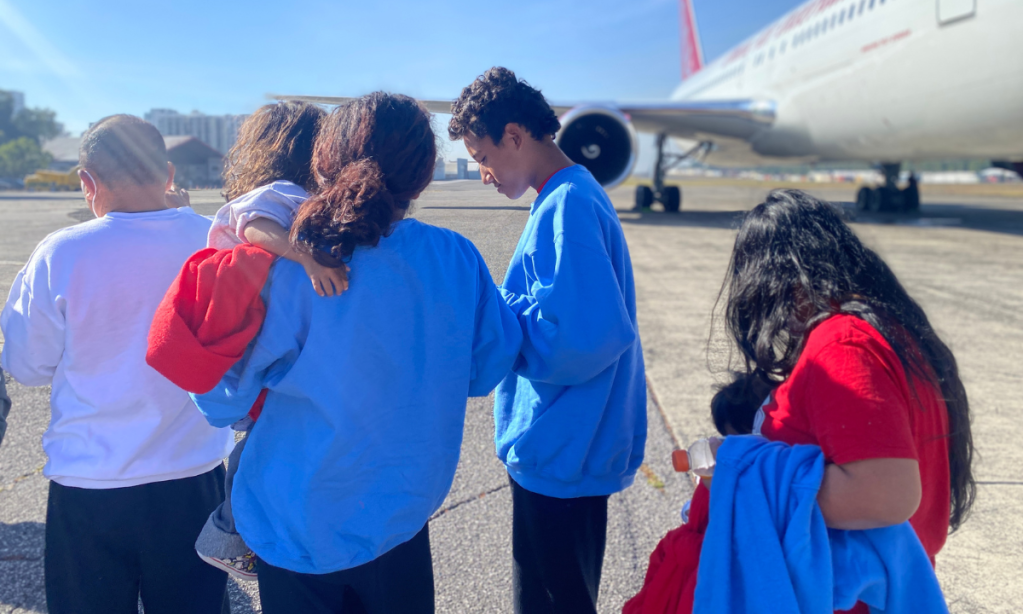 Una unidad familiar desciende del avión que los trajo de vuelta desde Estados Unidos. Foto La Hora / IGM. 