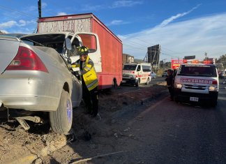 Socorristas laboran en el kilómetro 30.5 de la Ruta al Pacífico, en donde ocurrió una colisión entre un camión y un carro. Foto: Bomberos Voluntarios