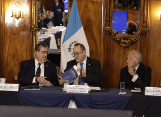 Aunque el presidente, Alejandro Giammattei, asegura que no se puede dar golpe de Estado a un mandatario ganador, no ha condenado las acciones de la fiscal Consuelo Porras. Foto: La Hora