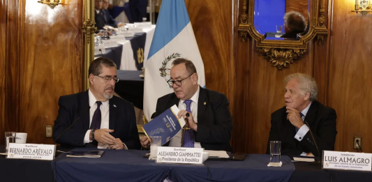 Aunque el presidente, Alejandro Giammattei, asegura que no se puede dar golpe de Estado a un mandatario ganador, no ha condenado las acciones de la fiscal Consuelo Porras. Foto: La Hora