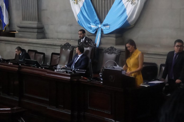 El presidente del Congreso, Nery Ramos, levanta la sesión por estar incompleta la junta directiva. Foto: María José Bonilla/La Hora