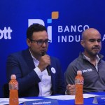 José Miguel Coronado de Mercadeo de Banco Industrial, junto a Carlos Max Tott, organizador de la media maratón. Foto: José Orozco/La Hora