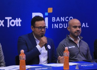 José Miguel Coronado de Mercadeo de Banco Industrial, junto a Carlos Max Tott, organizador de la media maratón. Foto: José Orozco/La Hora