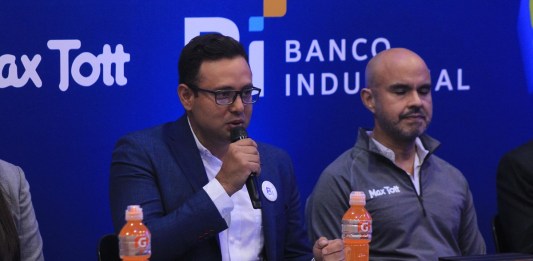 José Miguel Coronado de Mercadeo de Banco Industrial, junto a Carlos Max Tott, organizador de la media maratón. Foto: José Orozco/La Hora