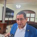 El diputado José Inés Castillo señala que no hubo mayoría en el comité ejecutivo para su expulsión del partido político UNE. Foto: La Hora