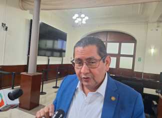 El diputado José Inés Castillo señala que no hubo mayoría en el comité ejecutivo para su expulsión del partido político UNE. Foto: La Hora