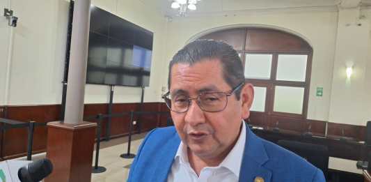 El diputado José Inés Castillo señala que no hubo mayoría en el comité ejecutivo para su expulsión del partido político UNE. Foto: La Hora