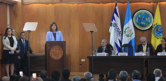 La vicepresidenta, Karin Herrera, participa en un acto público en la Universidad de San Carlos (Usac). Foto: José Orozco/La Hora