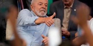 El presidente brasileño Luiz Inácio Lula da Silva hace una señal de aprobación durante un evento navideño con recolectores de basura reciclable, el viernes 22 de diciembre de 2023, en Brasilia. Foto: Eraldo Peres-AP/La Hora