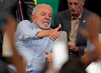 El presidente brasileño Luiz Inácio Lula da Silva hace una señal de aprobación durante un evento navideño con recolectores de basura reciclable, el viernes 22 de diciembre de 2023, en Brasilia. Foto: Eraldo Peres-AP/La Hora