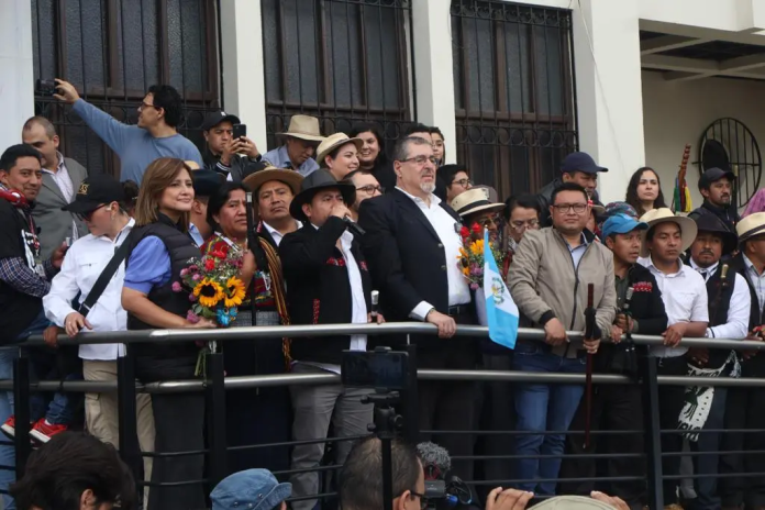 Bernardo Arévalo y Karin Herrera, acompañados de autoridades indígenas, durante la manifestación del pasado 7 de diciembre, frente a la Corte de Constitucionalidad. Foto La Hora / Maria José Bonilla. 