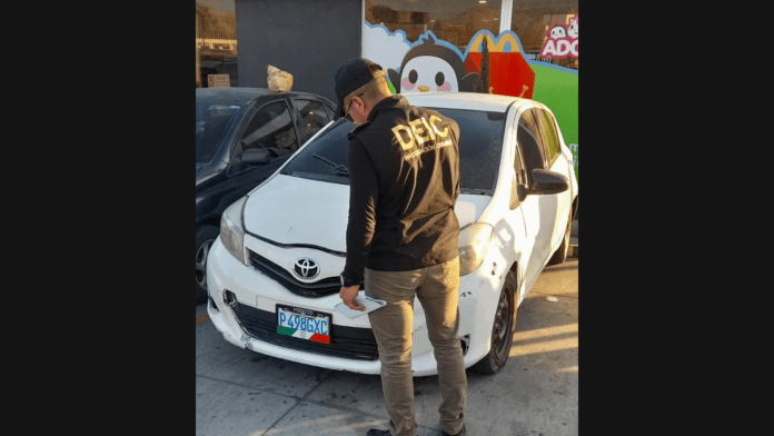 Investigadores de la PNC encontraron el carro con denunci de robo en el parqueo de un centro comercial, en San Cristóbal, Totonicapán.