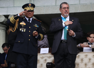 En su discurso, Arévalo resaltó el compromiso del Ejército de Guatemala al respetar la voluntad del pueblo ante “un período sombrío”.