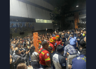 En las afueras del edificio S2 de la Facultad de Ciencias Jurídicas, los bomberos atendieron a varios heridos. Foto: Redes Sociales./La Hora