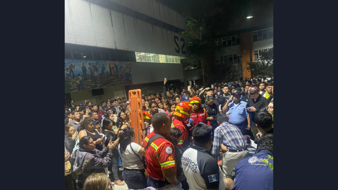 En las afueras del edificio S2 de la Facultad de Ciencias JurÃ­dicas, los bomberos atendieron a varios heridos. Foto: Redes Sociales./La Hora