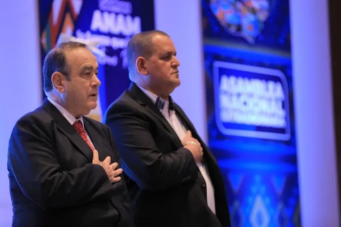 José Francisco Mejía, actual presidente de la Anam, junto con el ex presidente Alejandro Giammattei. 