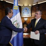 El presidente, Bernardo Arévalo, y el ministro de Finanzas, Jonathan Menkos, anunciaron una ampliación presupuestaria para 2026. Foto: La Hora
