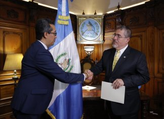 Sector privado solicita que ajuste a presupuesto 2026 priorice la inversión pública El presidente, Bernardo Arévalo, y el ministro de Finanzas, Jonathan Menkos, anunciaron una ampliación presupuestaria para 2026. Foto: La Hora