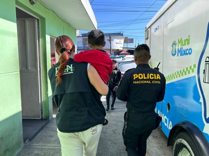 El menor de cinco años estaba amarrado a un camastrón de metal, fue liberado por la PNC, por la denuncia de los vecinos. Foto: Cortesía PNC/La Hora