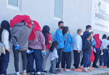 Hombre mujeres y niños hacen fila a la espera de ser registrados por Migración. Foto La Hora / IGM.