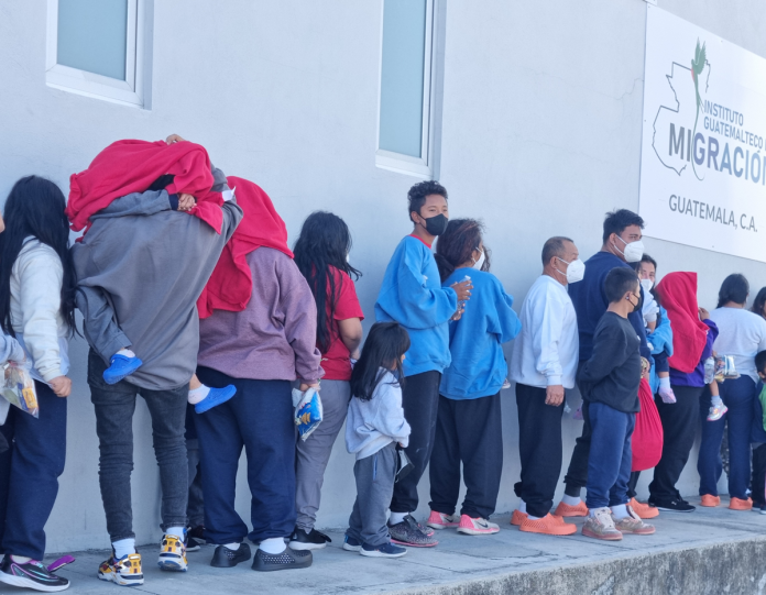 Hombre mujeres y niños hacen fila a la espera de ser registrados por Migración. Foto La Hora / IGM.