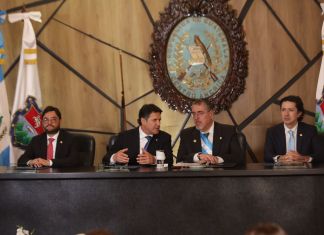 El presidente, Bernardo Arévalo, junto al alcalde capitalino, Ricardo Quiñónez, y equipo de trabajo del jefe edil. Foto: Municipalidad de Guatemala