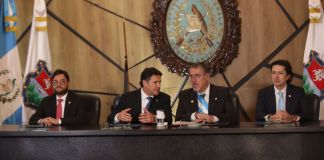El presidente, Bernardo Arévalo, junto al alcalde capitalino, Ricardo Quiñónez, y equipo de trabajo del jefe edil. Foto: Municipalidad de Guatemala