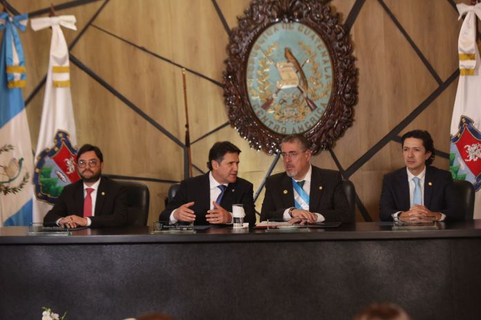 El presidente, Bernardo Arévalo, junto al alcalde capitalino, Ricardo Quiñónez, y equipo de trabajo del jefe edil. Foto: Municipalidad de Guatemala