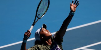 Pie de foto: La japonesa Naomi Osaka sirve durante una sesión de práctica en Margaret Court en Melbourne antes del campeonato de tenis del Abierto de Australia Foto: DAVID GREY-AFP/La Hora