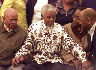 ARCHIVO - El expresidente sudafricano Nelson Mandela viste una camisa estampada en Johannesburgo, el 18 de julio de 2003, como parte de las celebraciones por su 85to cumpleaños. Foto: Themba Hadebe-AP/La Hora