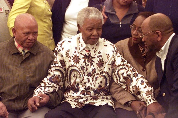 ARCHIVO - El expresidente sudafricano Nelson Mandela viste una camisa estampada en Johannesburgo, el 18 de julio de 2003, como parte de las celebraciones por su 85to cumpleaños. Foto: Themba Hadebe-AP/La Hora