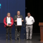 El STEG entregó un reconocimiento al presidente Giammattei, durante el acto de graduación.