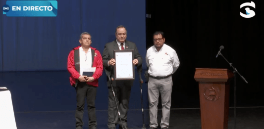 El STEG entregó un reconocimiento al presidente Giammattei, durante el acto de graduación.