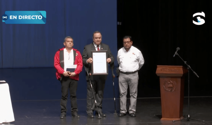 El STEG entregó un reconocimiento al presidente Giammattei, durante el acto de graduación.