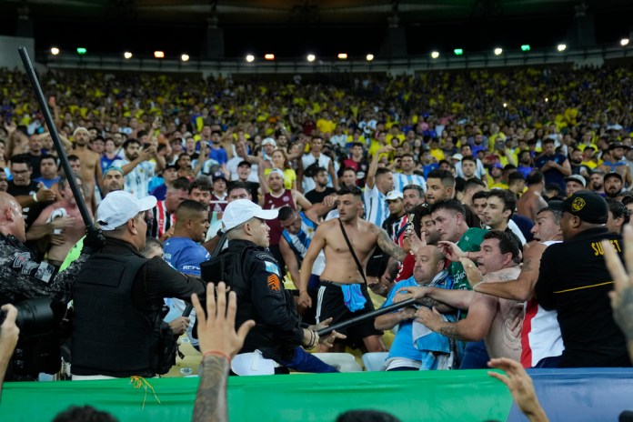 Pie de foto: La policía pone orden en una reyerta entre hinchas de Brasil y Argentina previo al partido de las eliminatorias del Mundial 2023, en Río de Janeiro. Foto: Silvia Izquierdo-AP (archivo)/La Hora