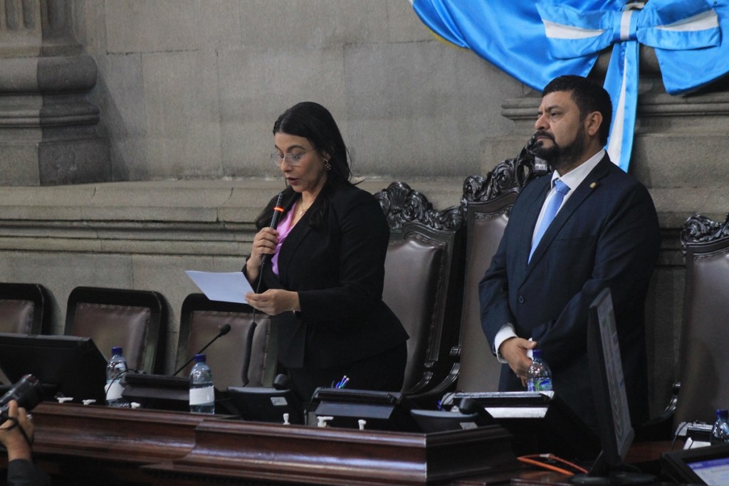 La presidenta del Congreso de la República, Shirley Rivera, en la segunda sesión plenaria extraordinaria de enero de 2024, junto al diputado Maynor Mejía Popol, primer secretario de la Junta Directiva./La Hora