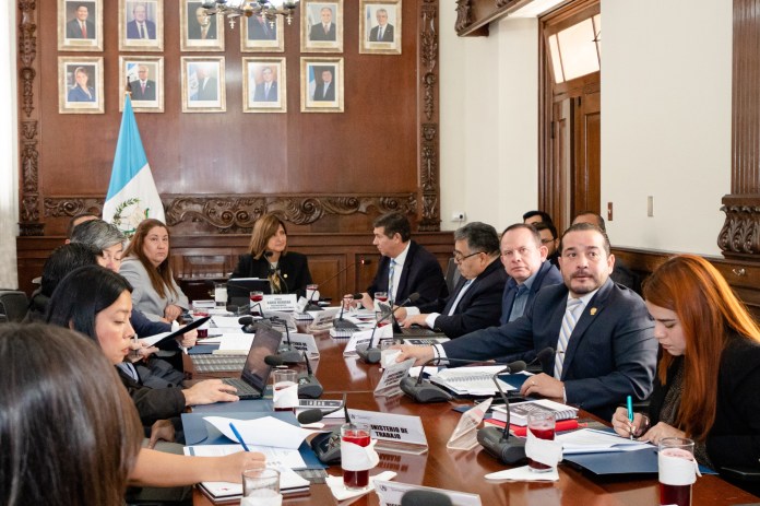 Titulares de diferentes ministerios y la vicepresidenta 