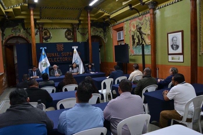 Los representantes de los tres sindicatos del TSE tambiÃ©n participaron en la actividad. Foto: TSE/La Hora