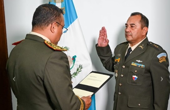 El Coronel de Caballería DEM Erwin Rolando Gómez Barrera, fue juramentado como viceministro de la Defensa Nacional. Foto: Ejército de Guatemala/La Hora